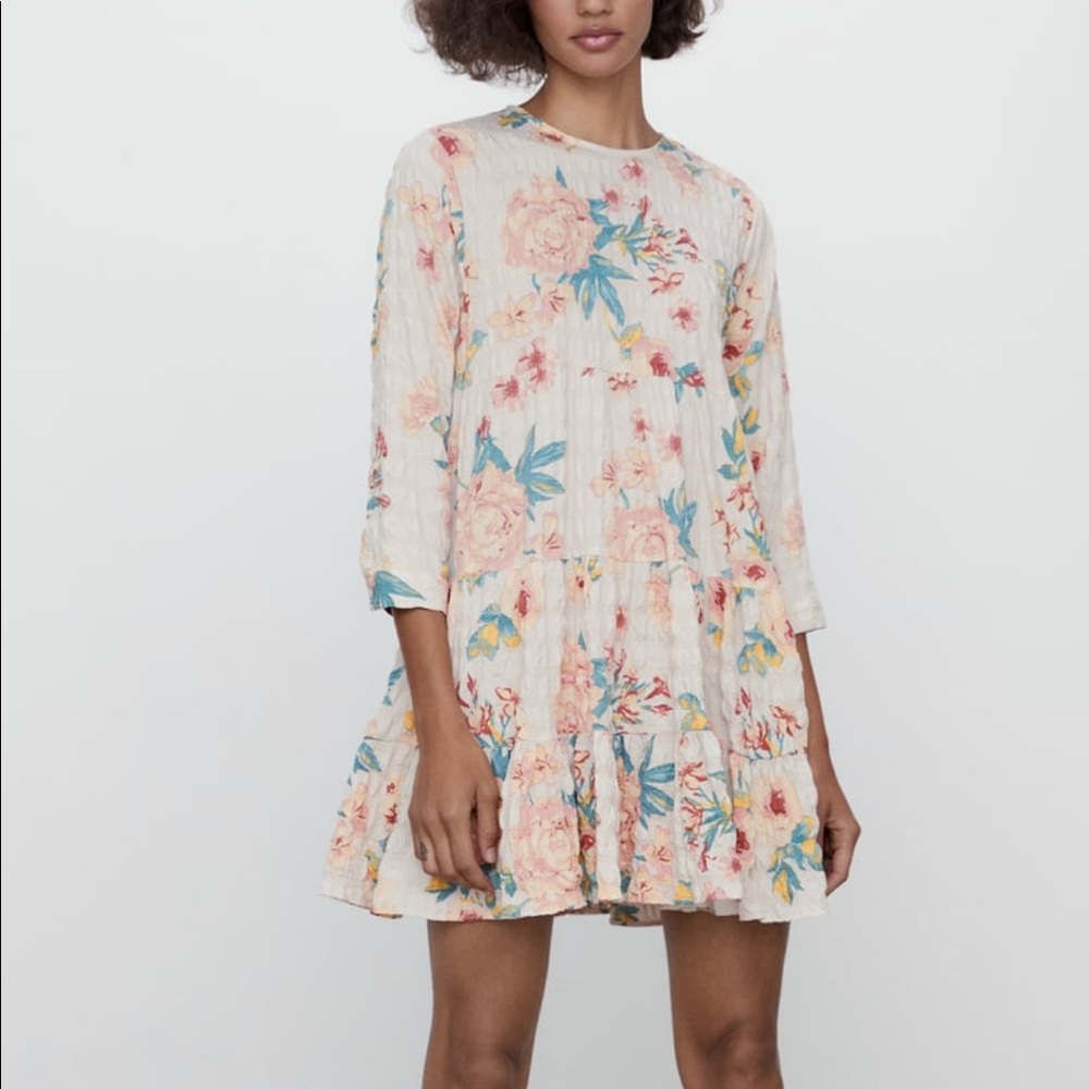 Zara NWT M floral print dress. Elbow length sleeves. Flounced hem.